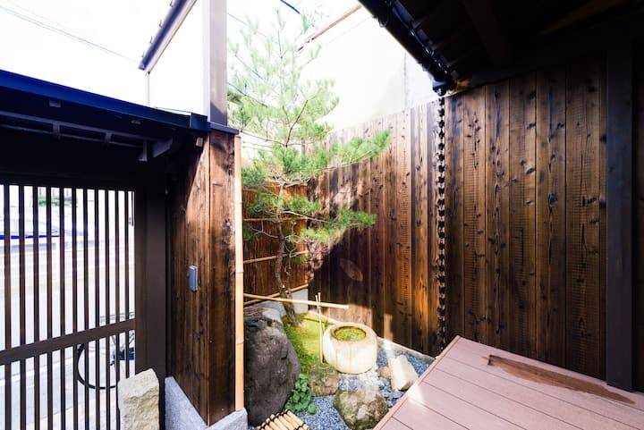 Traditional Machiya, Nakagyo Ward, Kyoto (Shinmachi-dori, Benzaitencho) photo 2