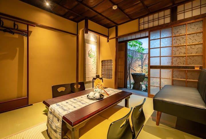 Traditional Machiya, Nakagyo Ward, Kyoto (Shinmachi-dori, Benzaitencho) photo 3