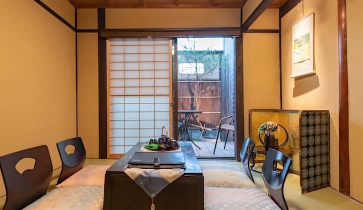Traditional Machiya, Nakagyo Ward, Kyoto (Shinmachi-dori, Benzaitencho) photo 1