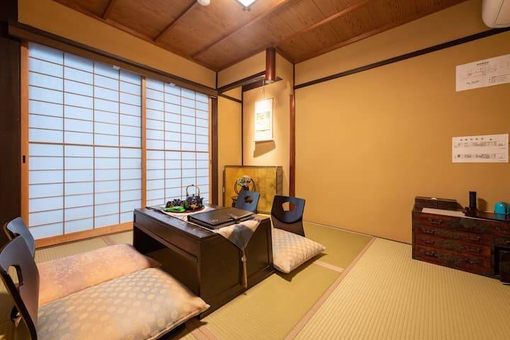 Traditional Machiya, Nakagyo Ward, Kyoto (Shinmachi-dori, Benzaitencho) photo 4