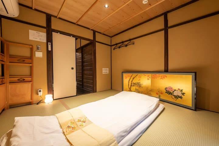 Traditional Machiya, Nakagyo Ward, Kyoto (Shinmachi-dori, Benzaitencho) photo 5