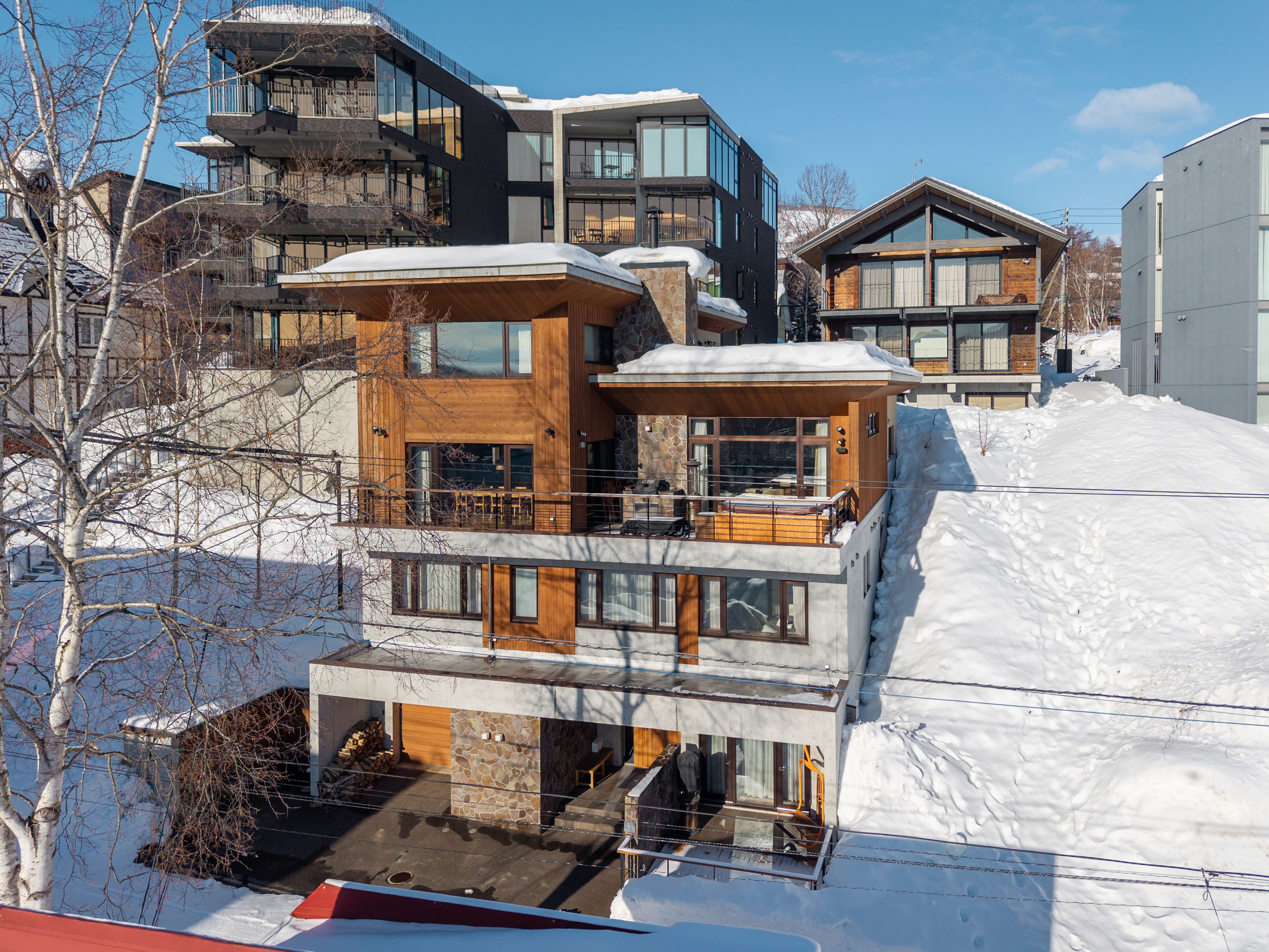 Hakuchōzan Award-Winning Niseko Ski Chalet / 7BR, Hokkaido photo 2
