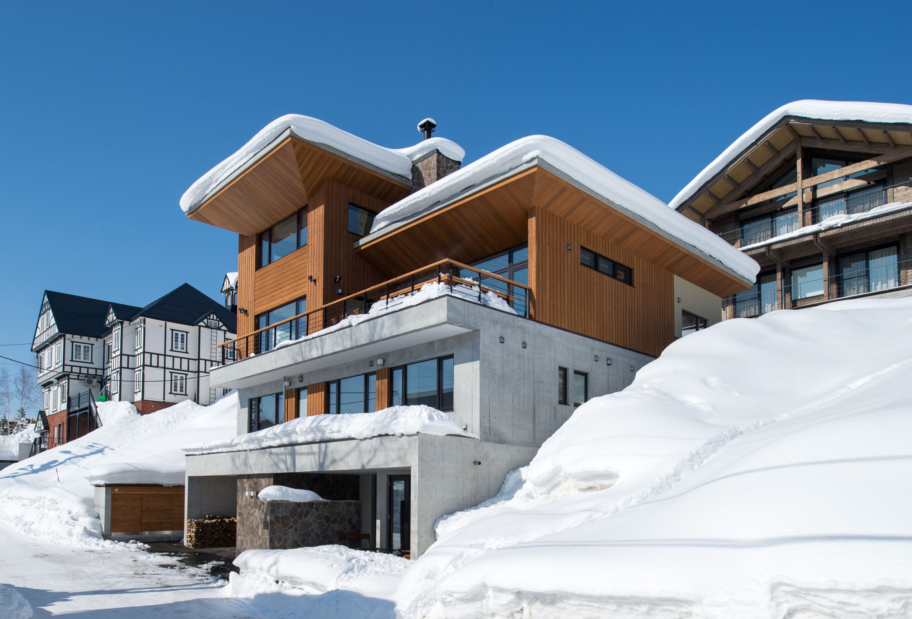 Hakuchōzan Award-Winning Niseko Ski Chalet / 7BR, Hokkaido photo