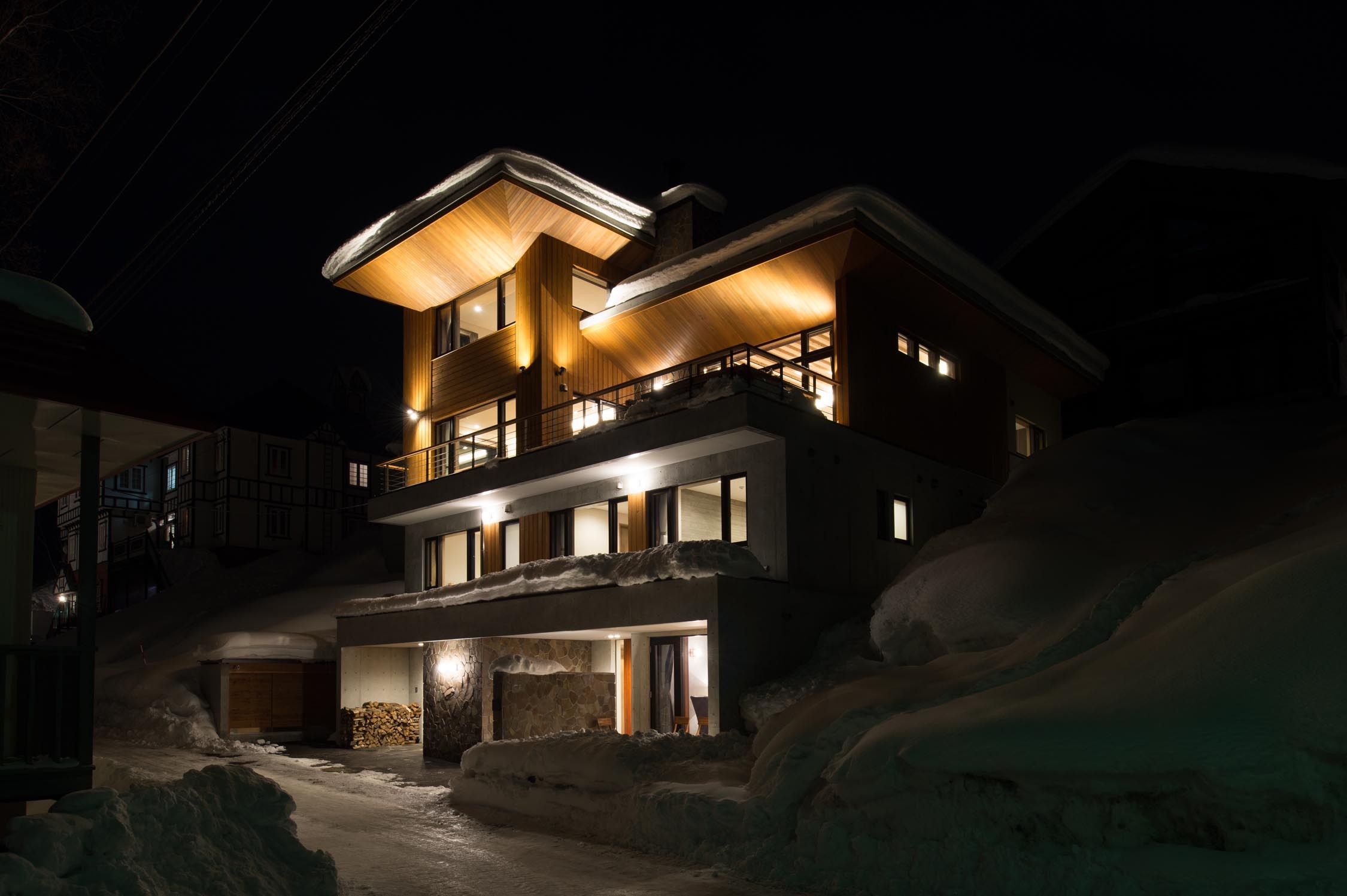 Hakuchōzan Award-Winning Niseko Ski Chalet / 7BR, Hokkaido photo 4